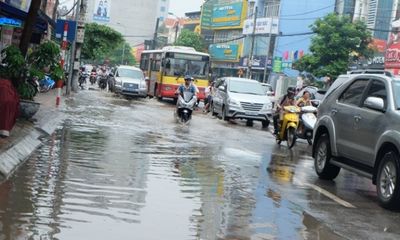 Chùm ảnh người dân Hà Nội bì bõm lội nước sau cơn mưa