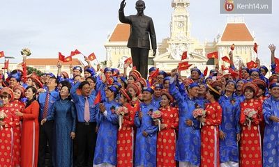 100 cặp uyên ương tham gia đám cưới tập thể trên đường phố Sài Gòn