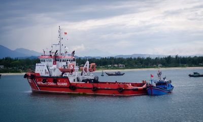 Cảnh sát biển 9002 cứu nạn thành công 8 ngư dân trên vùng biển Hoàng Sa