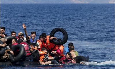 Thuyền chìm, ông bố Syria ôm chặt con 2 tháng tuổi lênh đênh trên biển