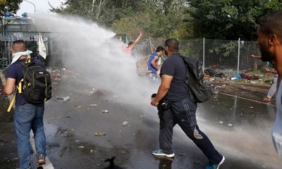 Cảnh sát Hungary bắn vòi rồng, xịt hơi cay chặn người nhập cư