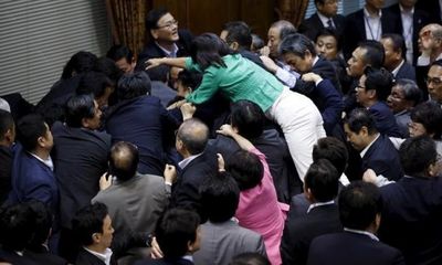 Các nghị sĩ Nhật lao vào ẩu đả giữa Quốc hội