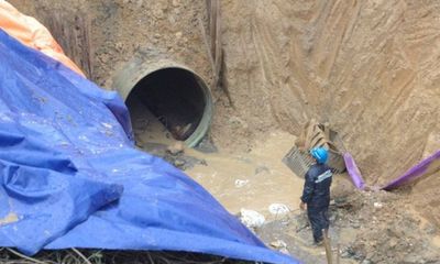 Đường ống nước sạch sông Đà vỡ: Người dân kêu, cán bộ 