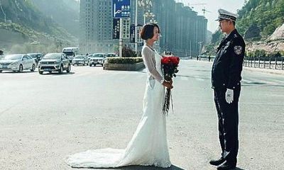 Cảm động chàng cảnh sát vừa chụp ảnh cưới vừa làm nhiệm vụ