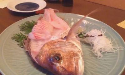 Clip: Kinh hãi cảnh cá bật nhảy ra khỏi đĩa khi bị róc gần hết thịt
