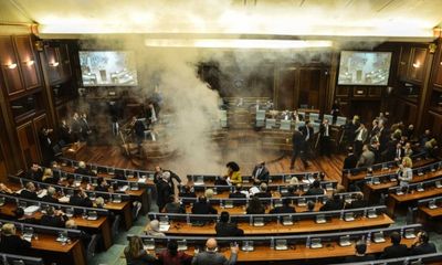Nghị sĩ Kosovo đặt bom khói trong Quốc hội nhằm phản đối thỏa thuận