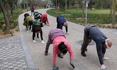 Clip trào lưu tập thể dục bằng cách bò ở Trung Quốc