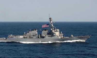 Tàu khu trục Mỹ tiến gần các đảo trái phép Trung Quốc