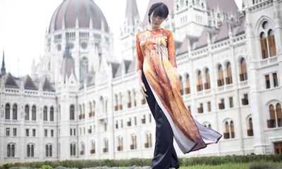 Hoa hậu Thu Thủy duyên dáng áo dài dạo phố Châu Âu