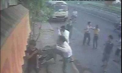 Video: Người phụ nữ bán bánh mỳ bị côn đồ đánh đập giữa phố