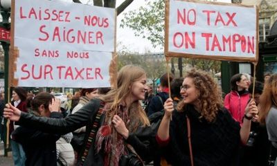  Phụ nữ Pháp biểu tình phản đối đánh thuế băng vệ sinh 