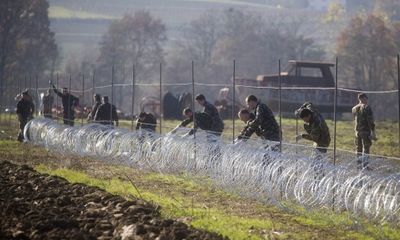 Binh lính Slovenia dựng hàng rào biên giới ngăn người nhập cư