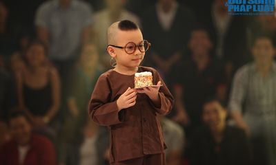 Thách thức danh hài: Trấn Thành – Việt Hương “ngả mũ chịu thua” cậu bé 4 tuổi