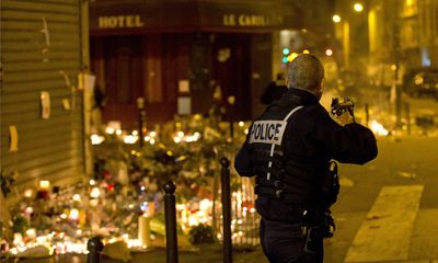 Dân Pháp chạy loạn trong lúc tưởng niệm nạn nhân tại Paris vì nghi xả súng
