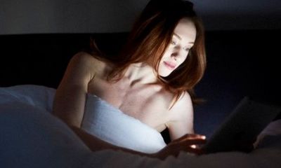 Lướt smartphone trước khi ngủ dễ khiến bạn mất ngủ