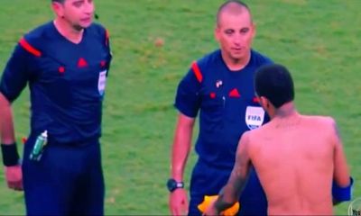Neymar bẽ mặt vì tặng áo trọng tài bị từ chối