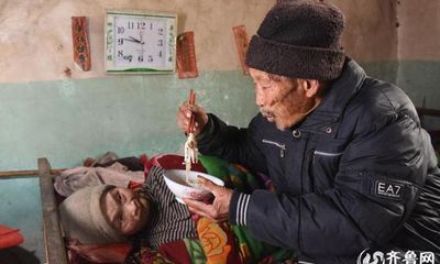 Người chồng 56 năm chăm sóc vợ bại liệt khiến mọi con tim tan chảy