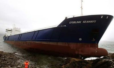Tàu chở 7.000 tấn hàng của Nga đâm vào bờ biển Scotland