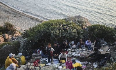 Bé gái Syria 4 tuổi chết đuối mắc kẹt trong đá do lật thuyền tị nạn