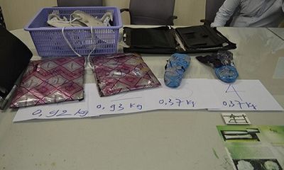 3kg ma túy được ép thành đôi dép trong túi xách du khách