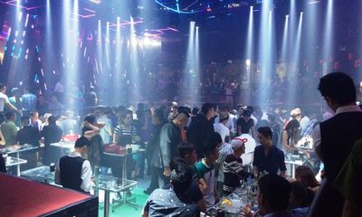 Đột kích quán bar trung tâm Sài Gòn, hàng chục dân chơi ném ma túy tháo chạy