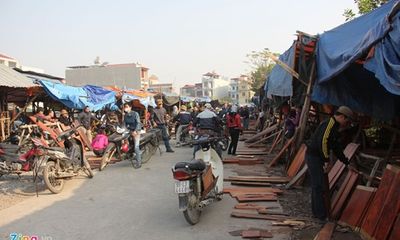 Miền Bắc - Chợ gỗ trắc vụn độc đáo tại ngôi làng giàu nhất Việt Nam