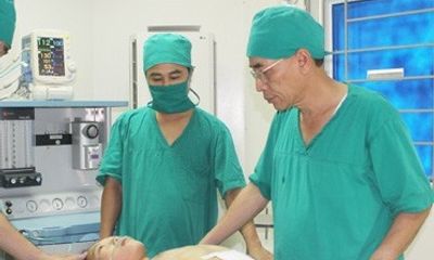 Phẫu thuật thành công khối u 9,7kg cho bệnh nhân người Lào