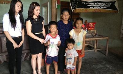 Việt kiều Lào tặng 10 triệu đồng cho 3 chị em mồ côi ở Hà Tĩnh