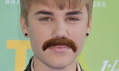 Ngắm Justin Bieber lạ lẫm với... ria mép