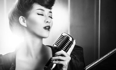 Đinh Hương đẹp cổ điển với tông đen trắng trong album mới
