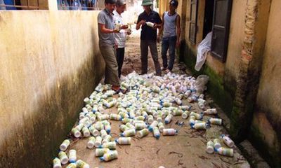 Vụ chôn thuốc trừ sâu: Dân đội mưa gác... hiện trường