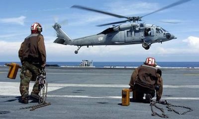 Trực thăng hải quân Mỹ chở 5 người rơi xuống Biển Đỏ