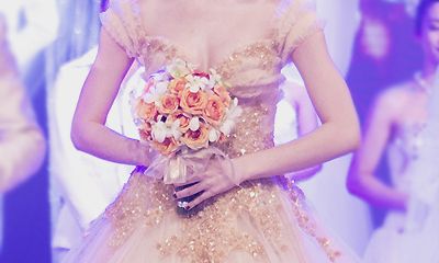 Ngắm Hồ Ngọc Hà rạng rỡ trong váy cưới 