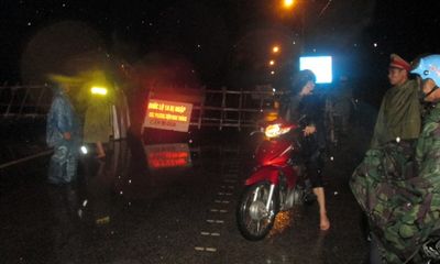 Hà Tĩnh: Quốc lộ 1A ngập lụt nghiêm trọng, giao thông tắc nghẽn