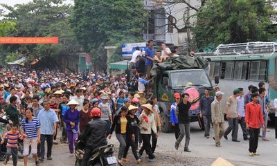 Mang quan tài sản phụ tử vong diễu phố ở Thanh Hóa