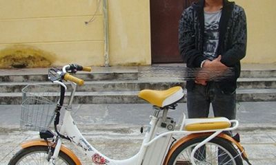 Trói học sinh vào mộ, cướp xe đạp điện