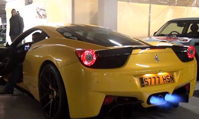 Clip: Màn “khạc lửa” của ngựa chiến Ferrari 458 Italia