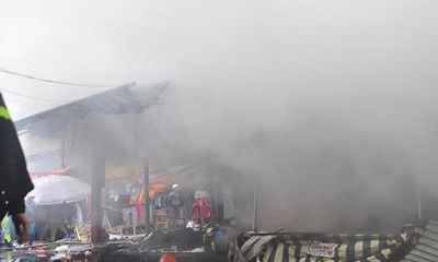 Hà Nội: Cháy lớn tại chợ Nhà Xanh, hàng chục ki-ốt bị thiêu rụi