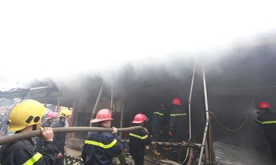 Clip: Cháy lớn tại chợ Nhà Xanh, khói đen cuộn kín bầu trời