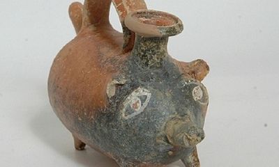 Khai quật mộ, phát hiện bình sữa hình lợn đất thời cổ đại