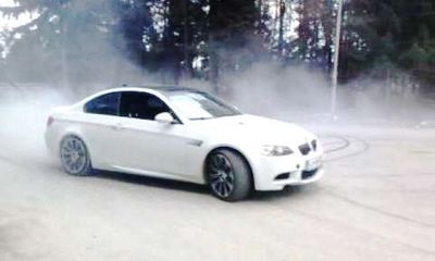 Clip: BMW M3 đốt lốp khét lẹt bên đôi uyên ương trong ngày cưới
