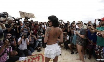 Phụ nữ thả ngực trần biểu tình ở Brazil