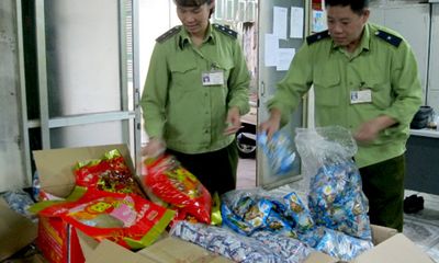 Hà Nội: Liên tiếp thu giữ số lượng lớn thực phẩm nhập lậu có nguồn gốc Trung Quốc