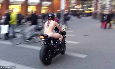 Người đàn ông khỏa thân “cưỡi” siêu mô tô lướt phố