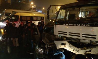 Hà Nội: Tai nạn xe ôtô con nát đầu, 2 người nhập viện