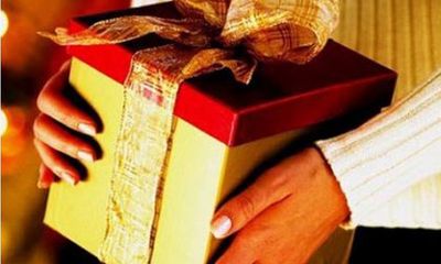 Cấm được sếp chứ sao cấm được vợ sếp nhận quà?