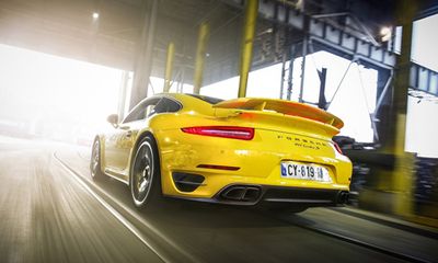 Porsche 911 Turbo S “đột nhập” nhà máy gang thép