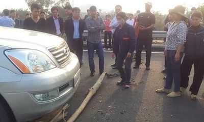 Phản đối chủ thi công, dân dùng gỗ và rải đinh chặn đường xe