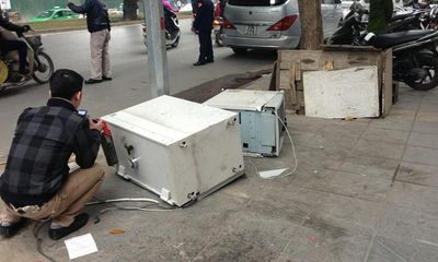 Cây ATM bị phá tan tành, tiền bị lấy hết giữa Hà Nội