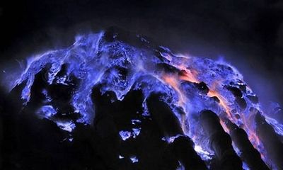 Kỳ diệu núi lửa phát ánh sáng xanh trong đêm